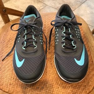 NIKE LADIES SNEAKERS SIZE 9.5